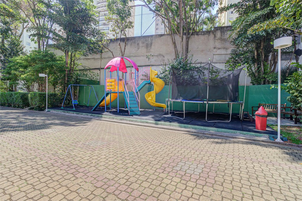 Casa à venda com 3 quartos, sendo 1 suíte, no condomínio Flora Park, São Paulo - SP