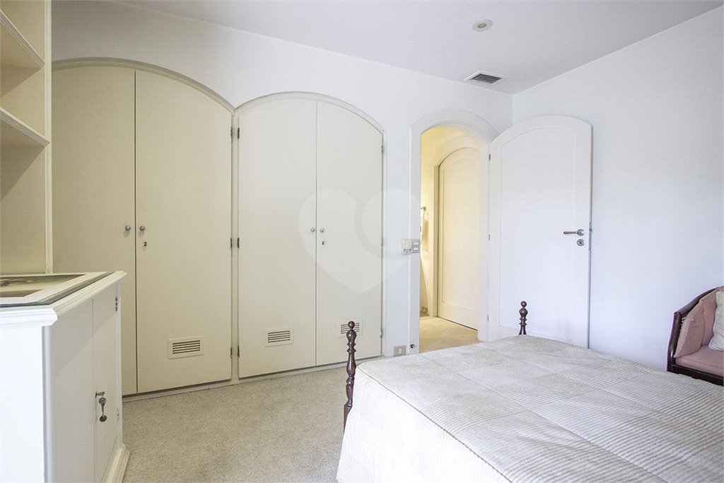 Casa à venda com 4 quartos, sendo 3 suítes, em Cidade Jardim, São Paulo, SP