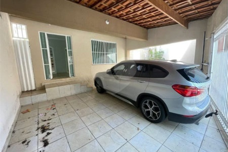 Sobrado com 4 dormitórios, 2 suítes, closet, varandas, escritório, jardim de inverno, espaço gourmet com churrasqueira e fogão a lenha e 3 vagas.