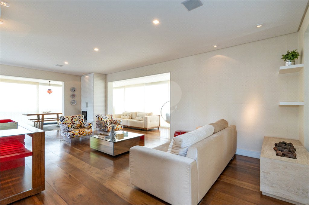 Apartamento à venda com 3 suítes em Vila Nova Conceição, São Paulo, SP
