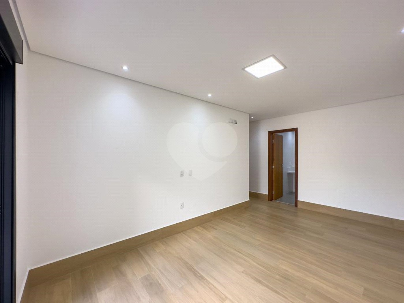 Casa à venda com 4 quartos, sendo 3 suítes, no condomínio Estância Marambaia, Vinhedo - SP