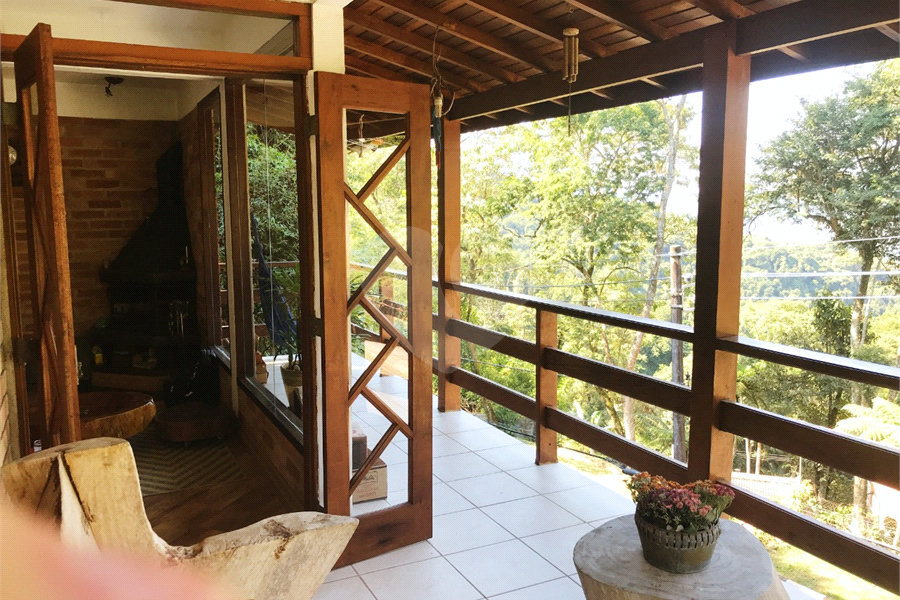 Casa à venda ou para alugar com 3 quartos, sendo 1 suíte, no condomínio Parque Suiça, Caieiras - SP