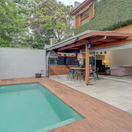 Casa à venda com 4 quartos, sendo 2 suítes, no condomínio Vila Antonieta, São Paulo - SP