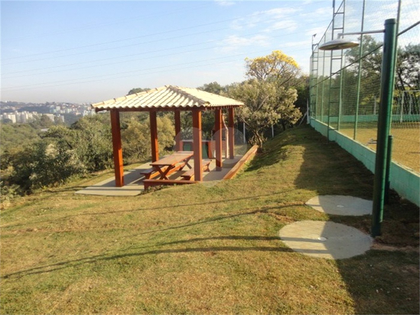 Terreno à venda com 1 suíte no condomínio Bosque dos Cambarás, Valinhos - SP