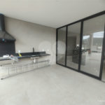Casa exclusiva em Atibaia de alto padrão com 3 suítes, piscina, espaço gourmet, condomínio fechado, aceita financiamento