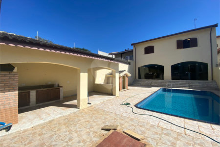 Casa à venda com 4 quartos, sendo 2 suítes,  em Jardim do Lago, Atibaia, SP