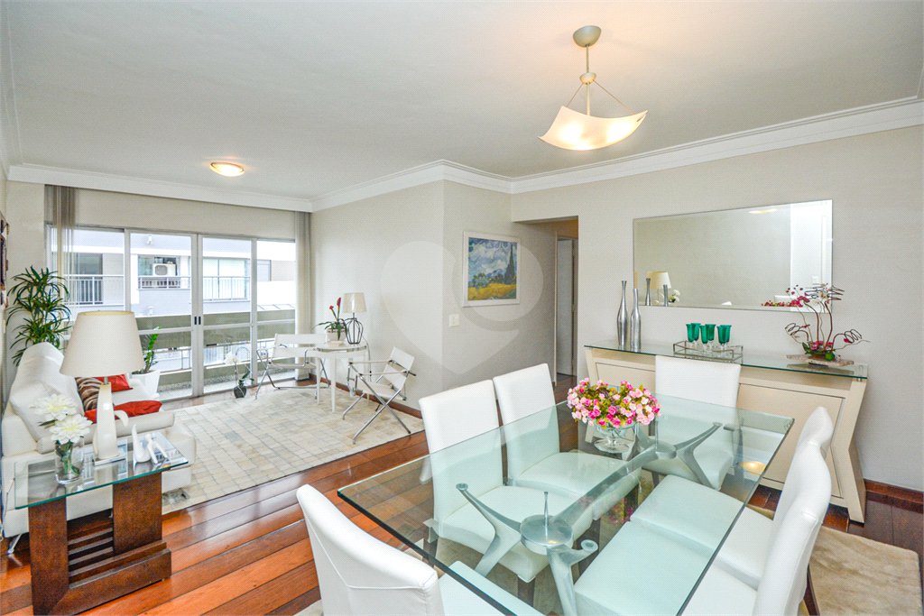 Apartamento à venda com 3 quartos, sendo 1 suíte,  em Moema, São Paulo, SP