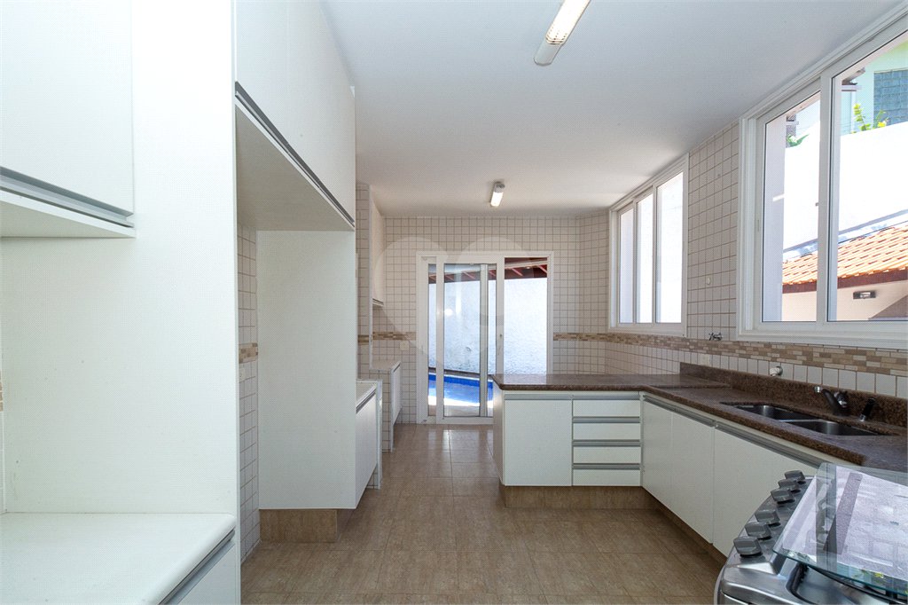 Sobrado à venda com 5 quartos, sendo 3 suítes, em Alto da Boa Vista, São Paulo, SP