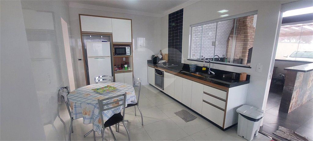 Casa à venda com 3 suítes no condomínio Riviera dos Pássaros, Joanópolis - SP