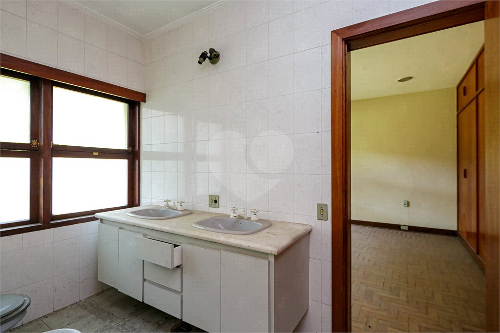 Casa à venda com 5 quartos, sendo 3 suítes, no condomínio Chácara Flora, São Paulo - SP