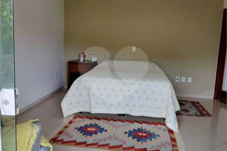 Sobrado à venda com 4 quartos, sendo 2 suítes, em Vila Petrópolis, Atibaia, SP