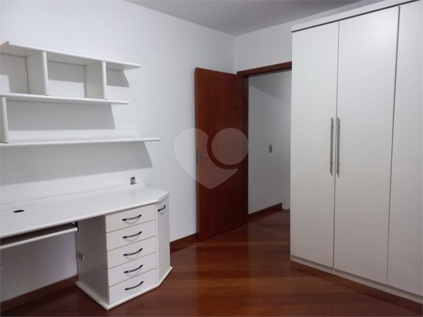 Sobrado à venda com 4 quartos, sendo 3 suítes, em Cidade São Francisco, São Paulo, SP