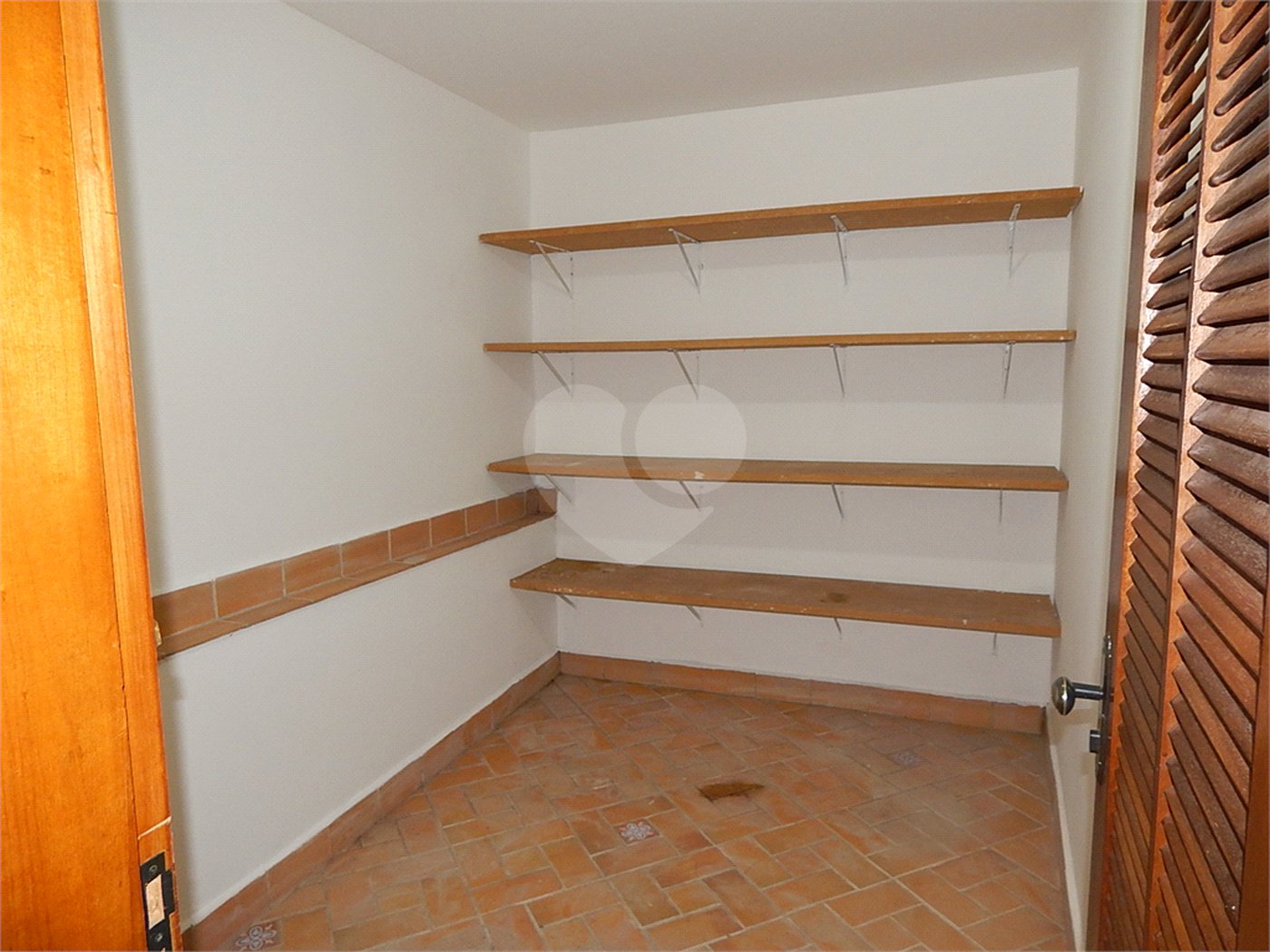 Casa à venda com 3 quartos, sendo 1 suíte, no condomínio Alpes de Vinhedo, Vinhedo - SP