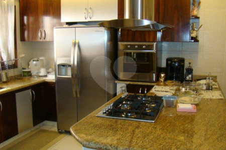 Sobrado à venda com 4 quartos, sendo 2 suítes,  em Alto da Boa Vista, São Paulo, SP