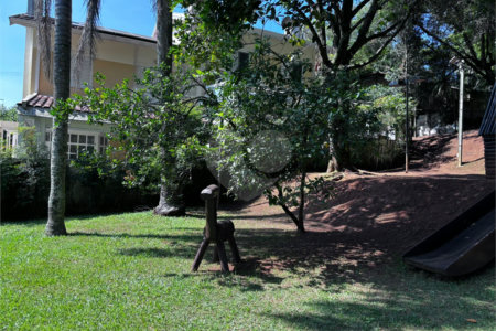 Sobrado à venda com 3 quartos, sendo 1 suíte, no condomínio Villagio da Granja, Cotia - SP