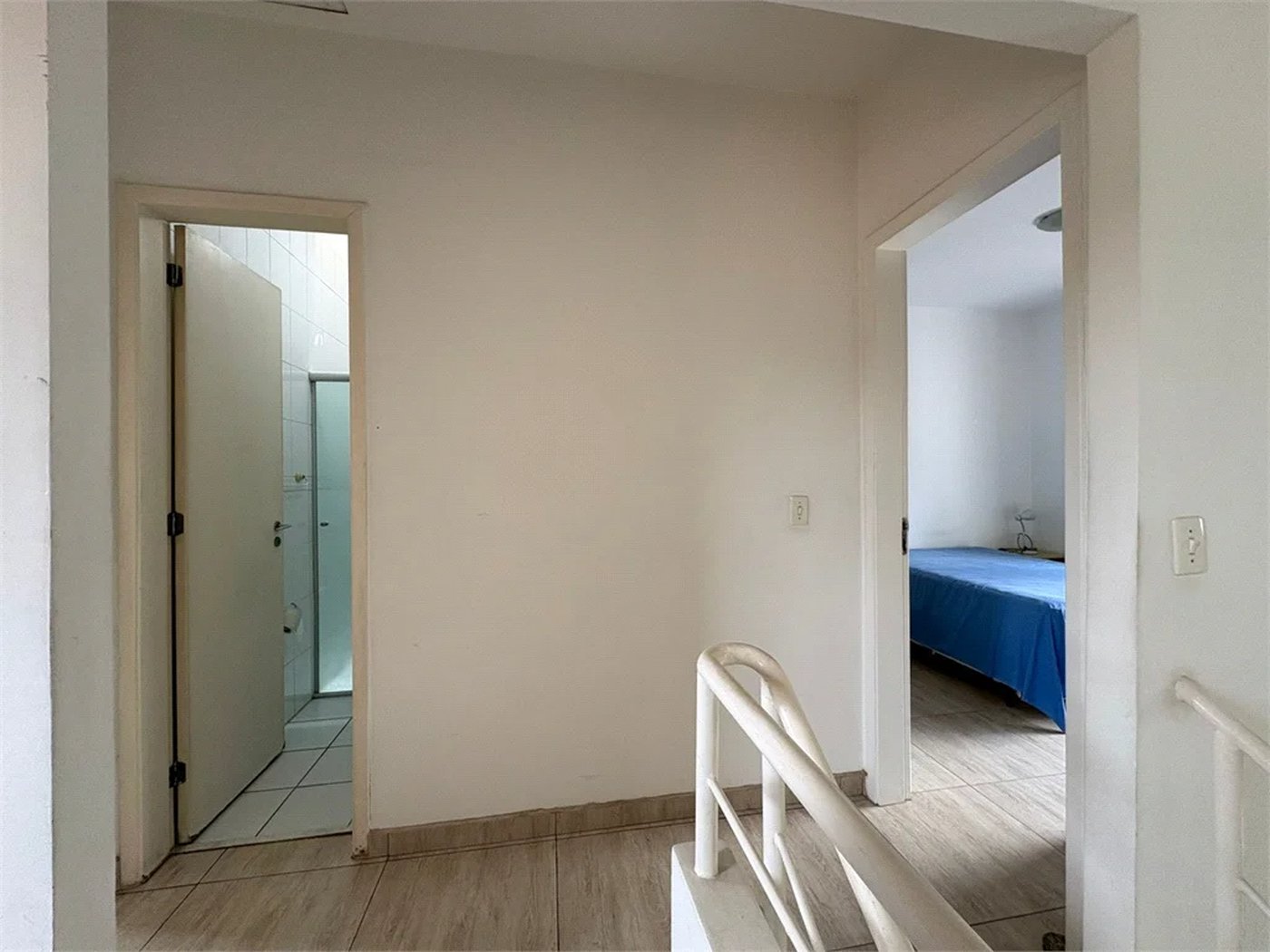 Casa à venda com 3 quartos, sendo 1 suíte, no condomínio New Village, Cotia - SP