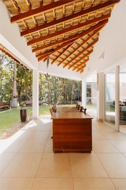 Casa à venda com 5 quartos, sendo 4 suítes, no condomínio Figueira Garden, Atibaia - SP