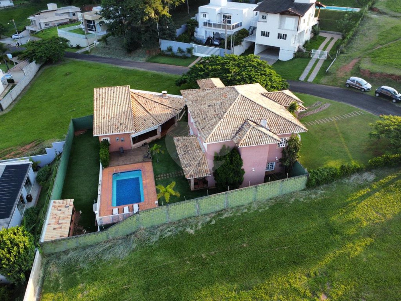 Casa à venda com 5 quartos, sendo 3 suítes, no condomínio Santa Teresa 1, Vinhedo - SP