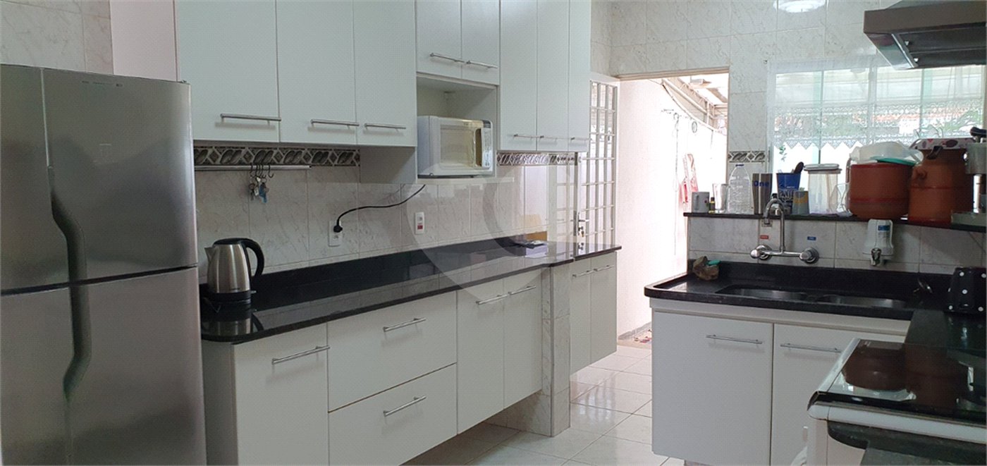 Casa à venda com 4 quartos, sendo 3 suítes, no condomínio Vila Inglesa, Sorocaba - SP