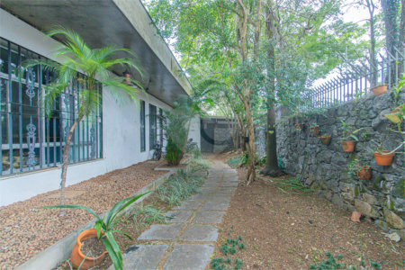 Sobrado à venda com 5 quartos, sendo 2 suítes,  em Granja Julieta, São Paulo, SP