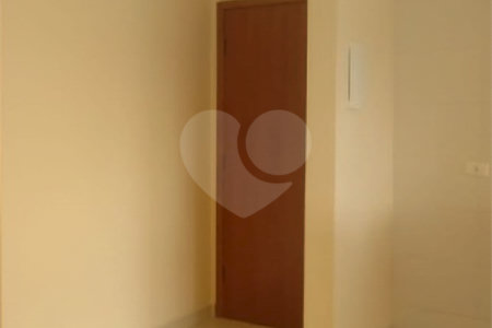 Apartamento no Condomínio Residencial Clarice.