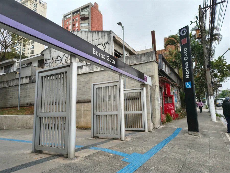 Studio completo, em frente ao Metro Borba Gato.