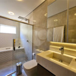 Casa térrea em Atibaia com 3 dormitórios (2 suítes), piscina, espaço gourmet, condomínio fechado