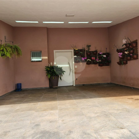 Casa à venda com 4 quartos, sendo 1 suíte,  no condomínio Jardim Shangri-lá, Atibaia - SP