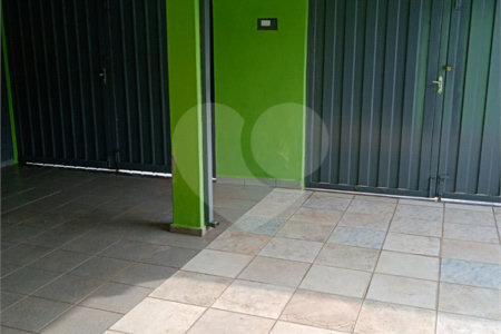 Casa térrea com 3 dormitórios.