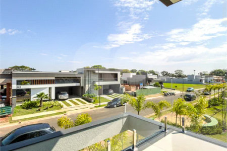 Indaiatuba - Condominio Villa Sapezal - 318 m² de Terreno - 230 m² de Área Construída - 3 suítes, sendo 1 Master com closet planejado - Sala de TV - Sala de estar integrada à Sala de jantar - Cozinha com móveis planejados - Despensa - Escritório planejado - Lavabo - Piscina com preparação para aquec