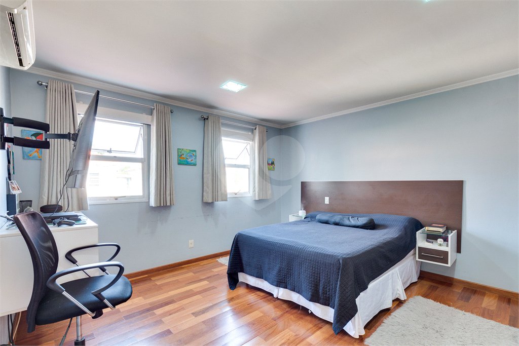 Casa à venda com 3 suítes no condomínio Vila Versalhes, São Paulo - SP