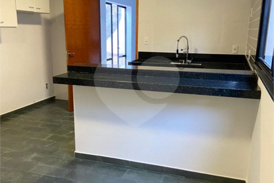 Casa à venda com 4 quartos, sendo 2 suítes,  no Centro, Serra Negra, SP