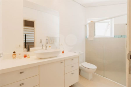Casa à venda com 5 quartos, sendo 4 suítes, no condomínio Figueira Garden, Atibaia - SP