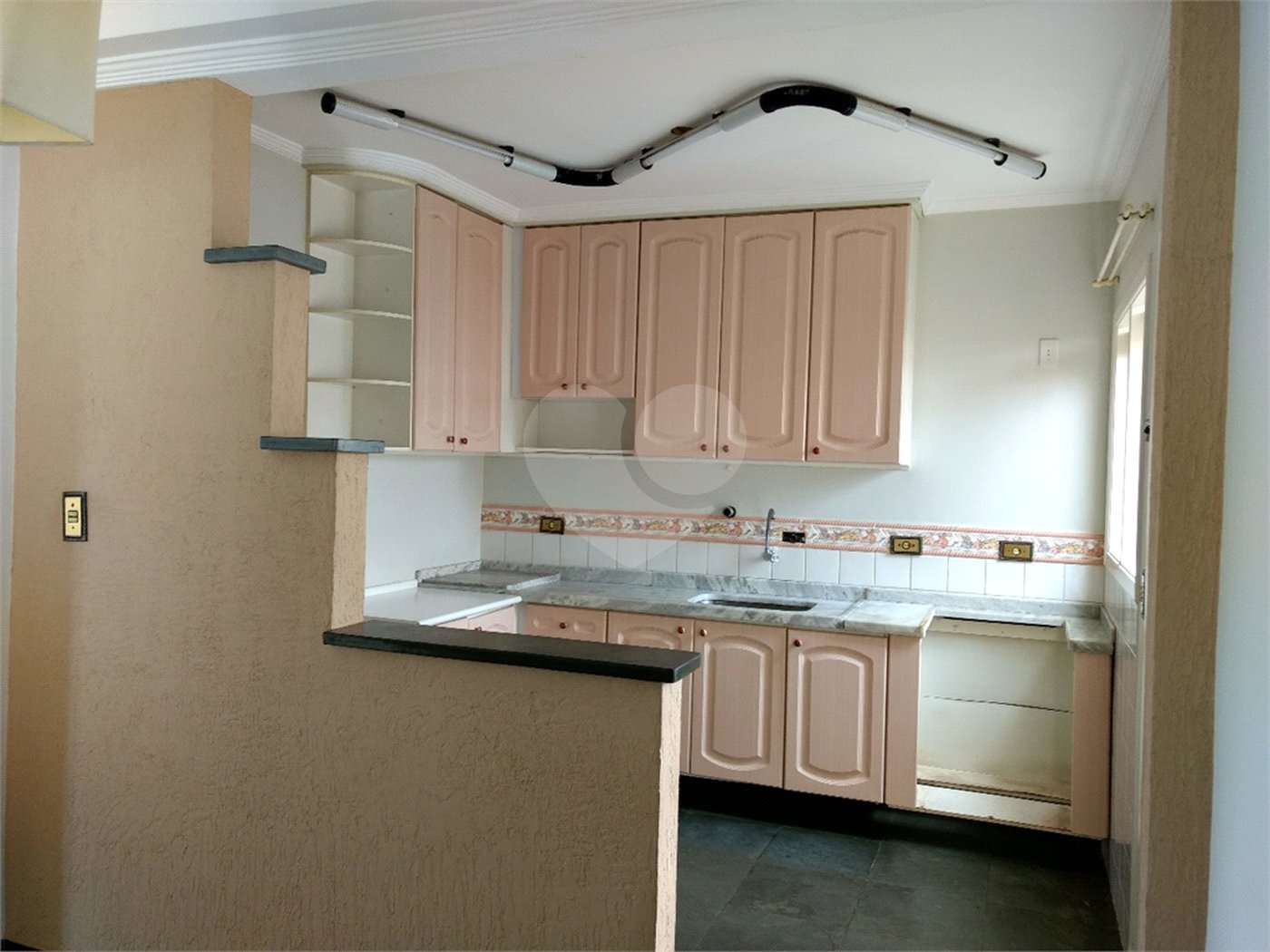 Casa à venda com 3 quartos, sendo 1 suíte, no condomínio Villaggio Dei Fiori, Louveira - SP