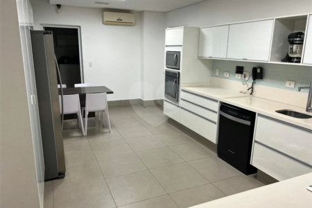 Sobrado à venda ou para alugar com 4 suítes em Vila Bertioga, São Paulo, SP