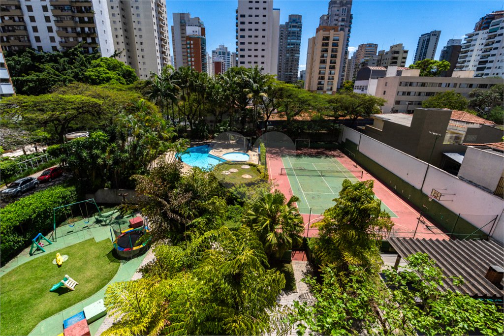 Apartamento à venda com 3 quartos, sendo 1 suíte, em Moema, São Paulo, SP
