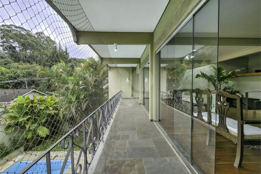 CASA EM RUA FECHADA NA REGIÃO DO MORUMBI / REGIÃO DO CLUBE PAINEIRAS
