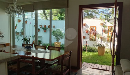 Sobrado à venda com 4 quartos, sendo 2 suítes,  em Vila Gilda, Santo André, SP