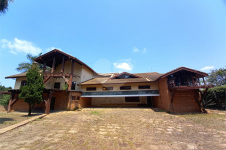 Casa à venda com 14 quartos, sendo 10 suítes, no condomínio Rua do Observatorio 2270, Vinhedo - SP