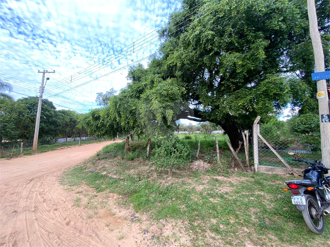 Terreno com 3.075,00 m² de área total.
