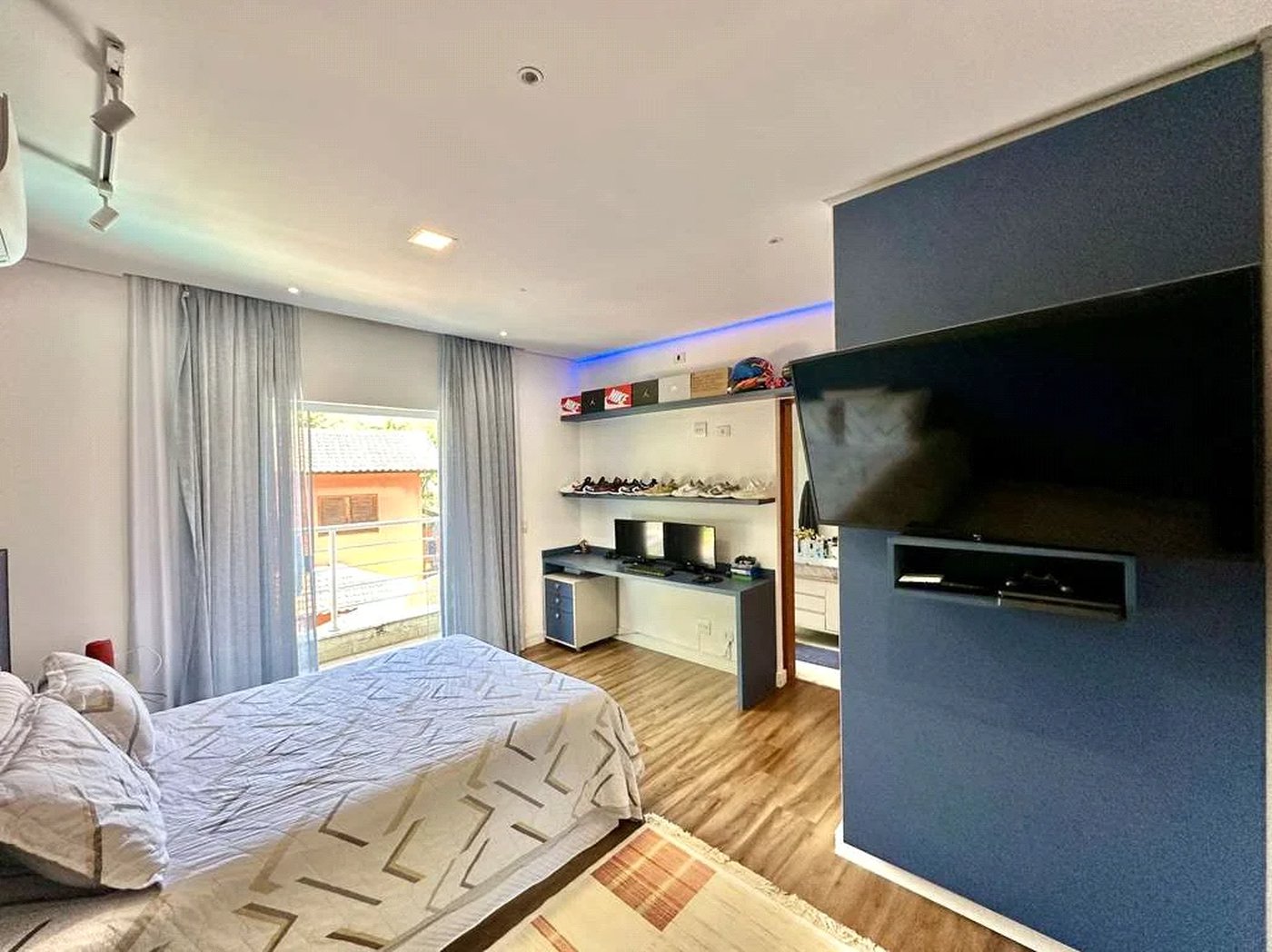 Casa à venda com 4 quartos, sendo 3 suítes,  no condomínio Vilarejo, Carapicuíba - SP