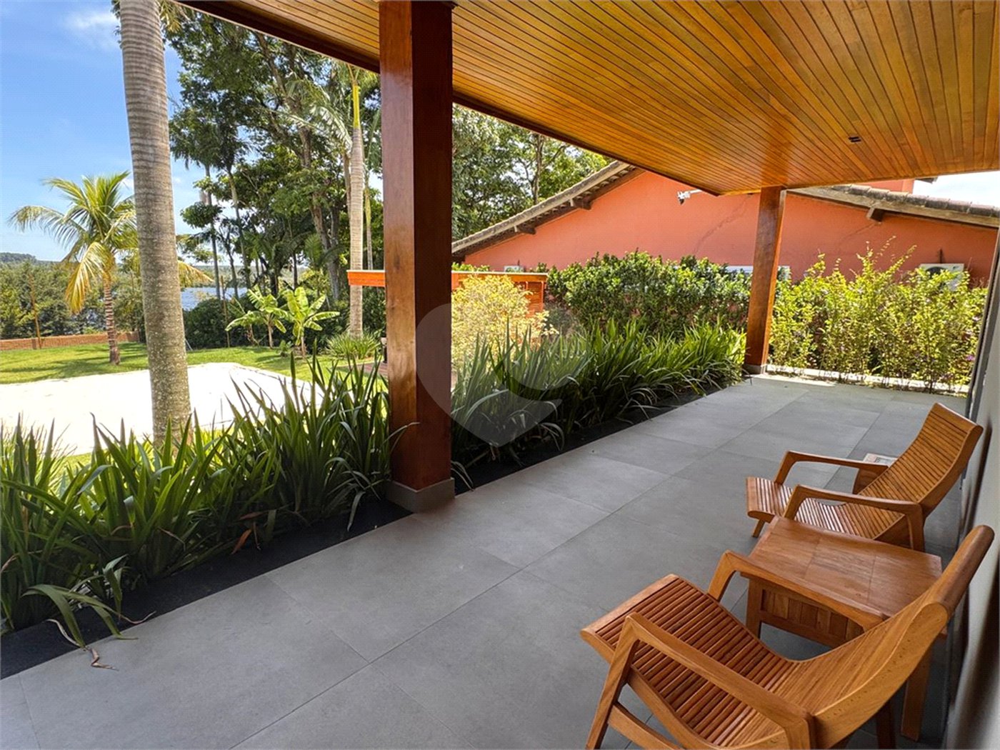 Casa à venda com 6 suítes no condomínio Vila Pinhal, Itirapina - SP