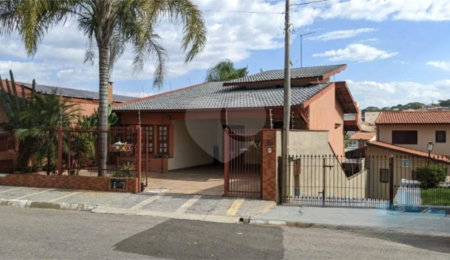 Casa à venda com 3 quartos, sendo 1 suíte,  no Centro, Vinhedo, SP