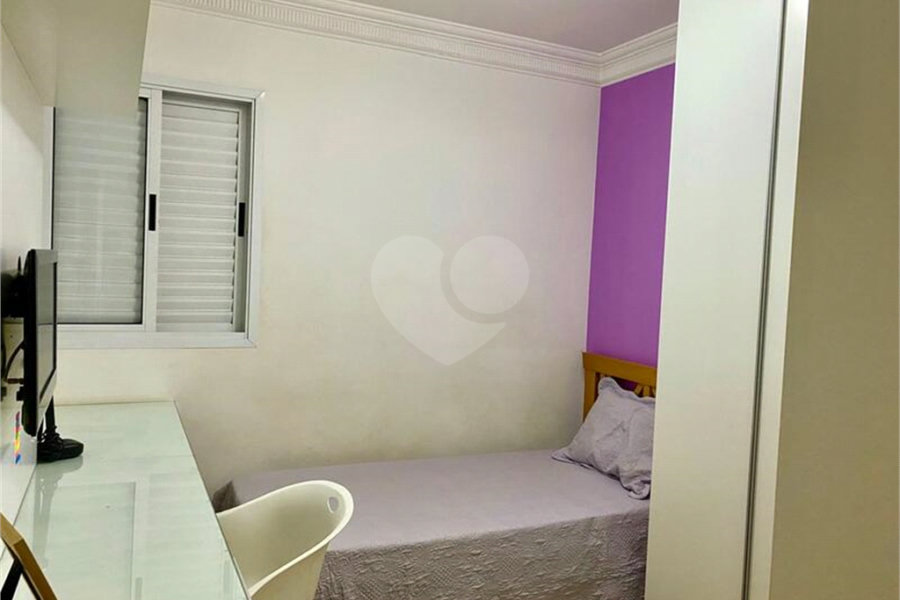 Apartamento de 03 dormitórios sendo 1 suíte e 02 vagas de garagem.