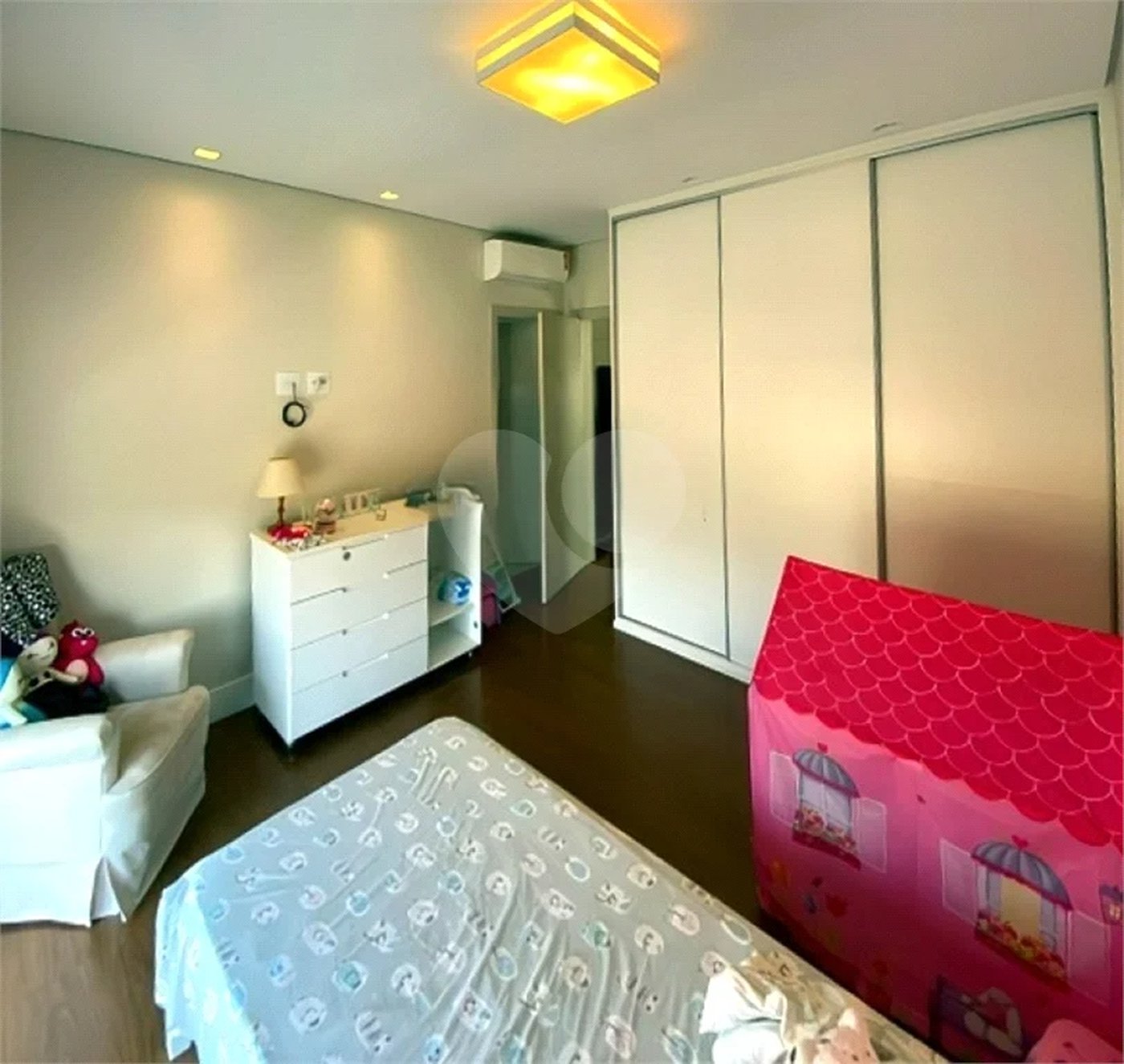Casa de Alto Padrão em Condomínio com 4 suítes.
