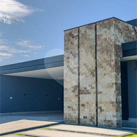 Indaiatuba - Quintas da Terracota - 1252 m² de terreno - casa térrea com 514 m² de área construída -3 vagas de garagem cobertas e 3 descobertas Lavabo - Sala de estar e jantar amplas e integradas - Escritório privativo - Cozinha toda equipada com geladeira, forno, micro-ondas, lava-louças,