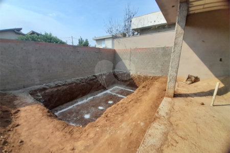 Casa em Construção com Área Gourmet e Piscina no Condomínio Damha II