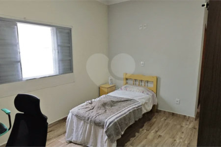 Casa Nova (Apenas 2 Anos) com Suíte: Conforto, Segurança e Localização Privilegiada!