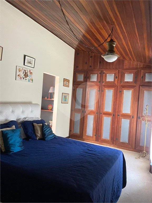 Casa à venda, 742 m², com piscina, 5 suítes, em Embu das Artes