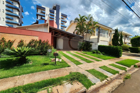 Casa Antiga, Charmosa e Muito Bem Localizada no Condomínio Faber Castell I á venda